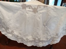 SPLENDIDA e bella tovaglia ricamata