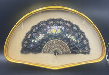 Quadro ventaglio ventaglierà fiori ricamo nero stecche d'orate firmato vintage