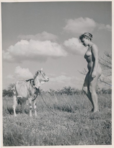 Giovane donna nuda con capra