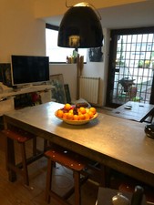 Tavolo da pranzo industrial vintage anni 60 originale con 6 sgabelli a scomparsa