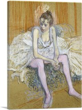 Una ballerina seduta con calze