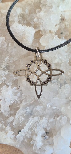 Collana nera con - nodo, della