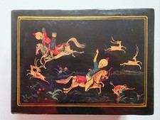 Scatola portagioie persiana in legno con una scena di caccia dipinta a mano