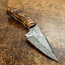 Lama in acciaio damascato forgiato a mano personalizzata con manico in corno di pecora