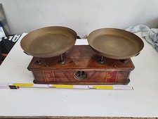 Antica bilancia a 2 piatti in legno e ottone 