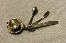 CIONDOLO VINTAGE RARO NUVO TAZZA DA TÈ, COLTELLO, FORCHETTA E CUCCHIAIO ARGENTO 1969. 2,8 g