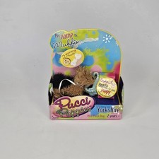 Mini peluche Battat Pucci Puppies Muffin Yorkshire con vestito, guinzaglio, trattamento NUOVO