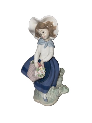 Lladro pretty pickings girl - pickings,