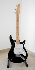 Chitarra elettrica Behringer tipo Fender Stratocaster nera + corde Ernie Ball