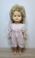 Simpatica bambola di plastica