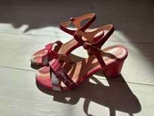 Paire de sandales à talon