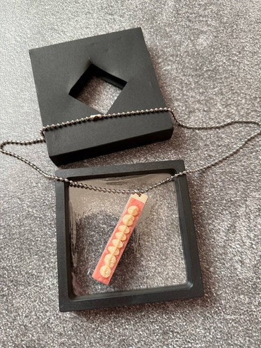 Collana con ciondolo denti