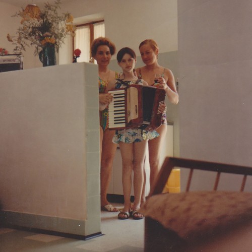 Donne con fisarmonica - , in