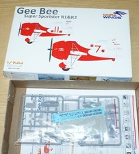 Gee Bee Super Sportster R1&R2 (2 in 1) di Dora Wings in confezione da 2 pezzi 1/144