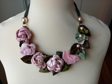 Collana girocollo fatta a mano con fiori e foglie di stoffa, décolleté, handmade