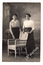 Due donne presentano SEDIA IN