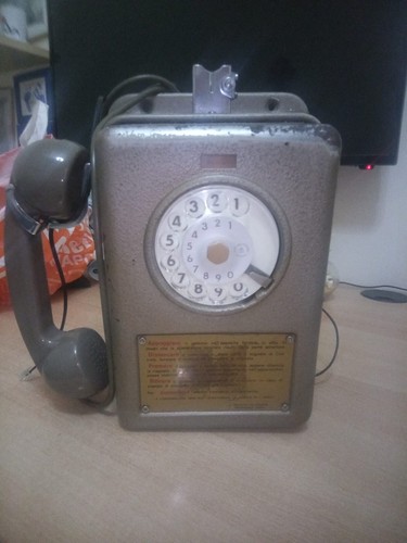 Telefono pubblico gettoni - telefono, a