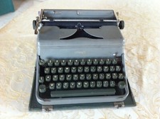 Macchina da scrivere d'epoca Hermes modello 2000 portatile.Anno 1952 E. Paillard