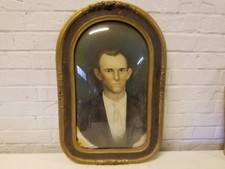 Ritratto ovale incorniciato