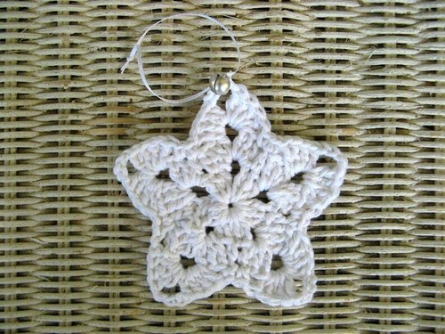Ornamento stella all'uncinetto