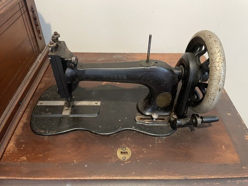Antico mobiletto per macchina