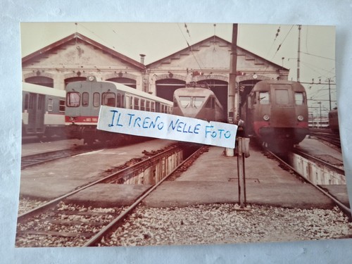 Fotografia deposito locomotive - fotografia,