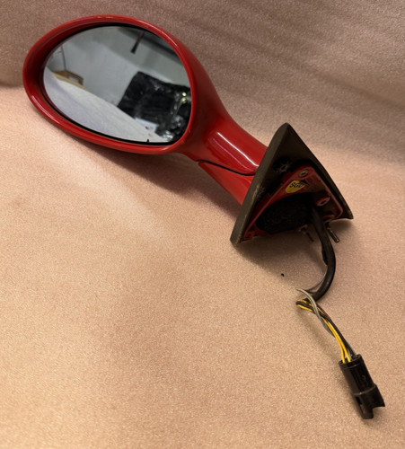 Specchietto retrovisore rosso