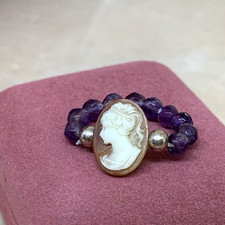 ANELLO ELASTICO CON CAMMEO CENTRALE E PERLE SFACCETTATE DI AMETISTA BASE ARGENTO