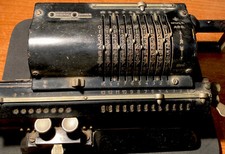 Antica calcolatrice Odhner