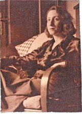 ANNI '30 FOTO ORIGINALE GIOVANE DONNA IN POSA SU POLTRONA DECO' cm 11,5 x 16