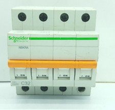 Combo Di Interruttori Schneider Electric C32 4 Poli + XC60 C 16A 1 Polo 5 Pezzi