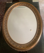 Specchio vintage dalla forma ovale da parete con cornice in legno dorata