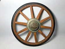 Antico carro in legno a raggi primitivi carro carrello ruota cerchio in metallo