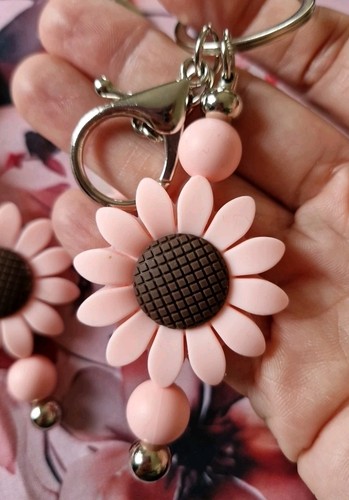 Large pink daisy flower - large,