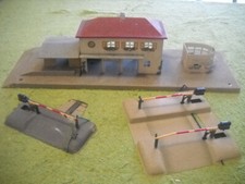 Lotto stazione e due passaggi a livello in metallo scala H0 anni '50 incompleti