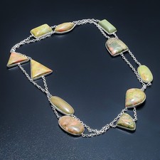 Collana con gioielli in