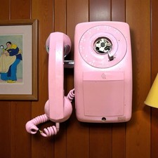 Telefono da parete rotante rosa vintage Metropolitan Tele-Tronic AE90 stile MTC-SLR