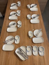 SET DI PIATTI E POSATE di