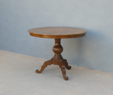 Tavolo tavolino tondo in noce intarsiato con gambo centrale, '900 - diam. 99 cm!