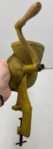 Vecchio macina mandorle giallo