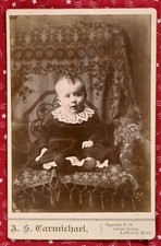 Adorabile neonato con testa