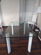 Tavolo per soggiorno o zona pranzo, in cristallo con gambe in ecopelle bianche