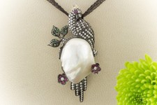 Ciondolo motivo animale spilla