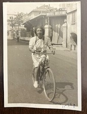 Grande Foto (cm 17,5x12,5) Ragazza in bicicletta Varazze Hotel Delfino nel 1937