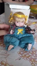 Bambolina bionda dal vestito