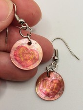 ORECCHINI CUORE GIALLO ROSSO su dischetto madreperla rosa decoupage boho chic.