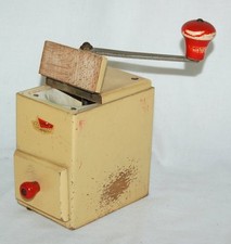 Vecchio macinacaffè in legno