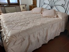 Copriletto matrimoniale rosa trapuntato in raso con volant