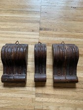 ANTICO LOTTO DI 3 PICCOLI CAPITELLI SOTTOMENSOLA IN LEGNO DECORATI 