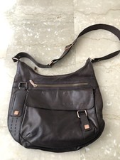 Borsa Piquadro da donna in pelle color marrone.